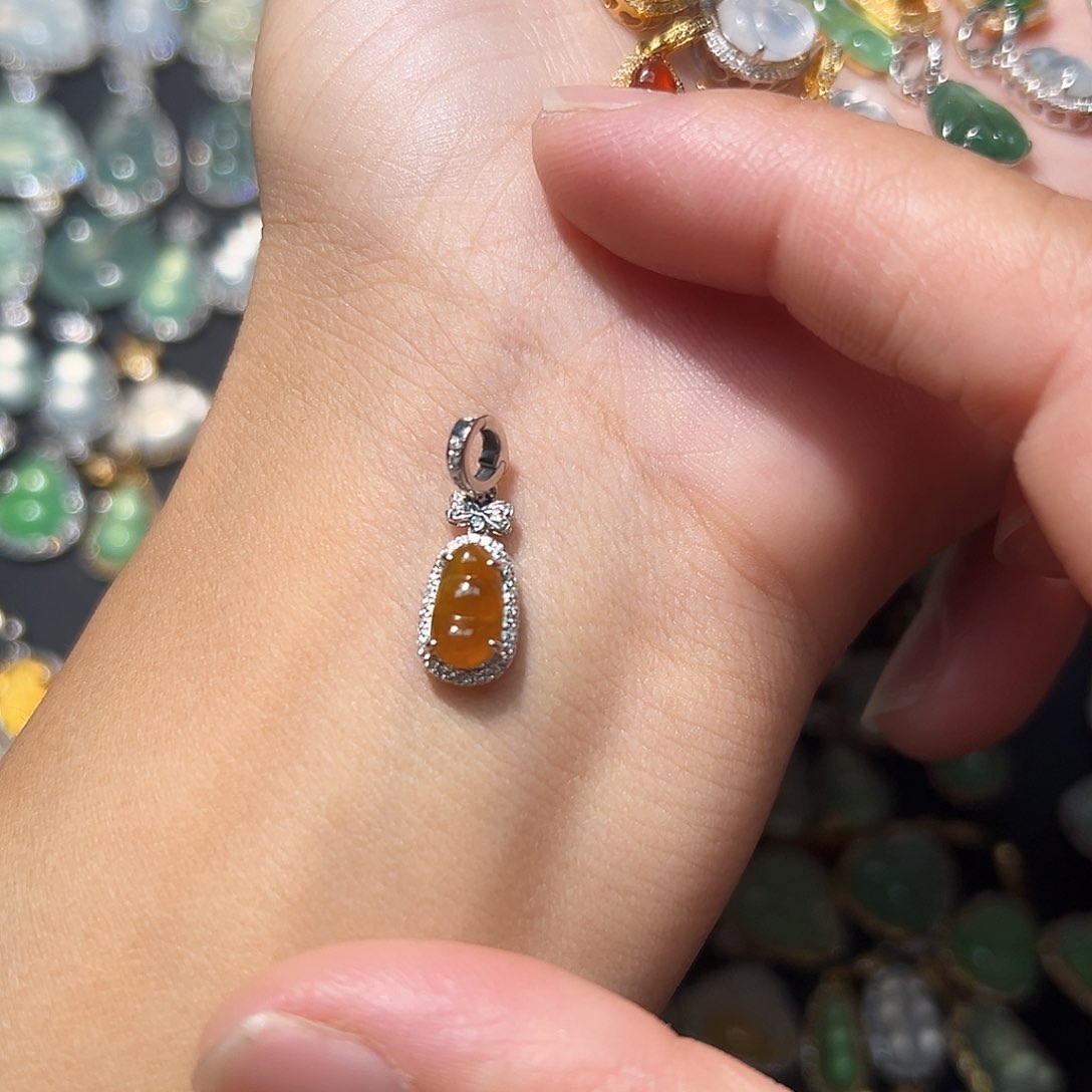 翡翠颈饰18K金镶嵌吊坠