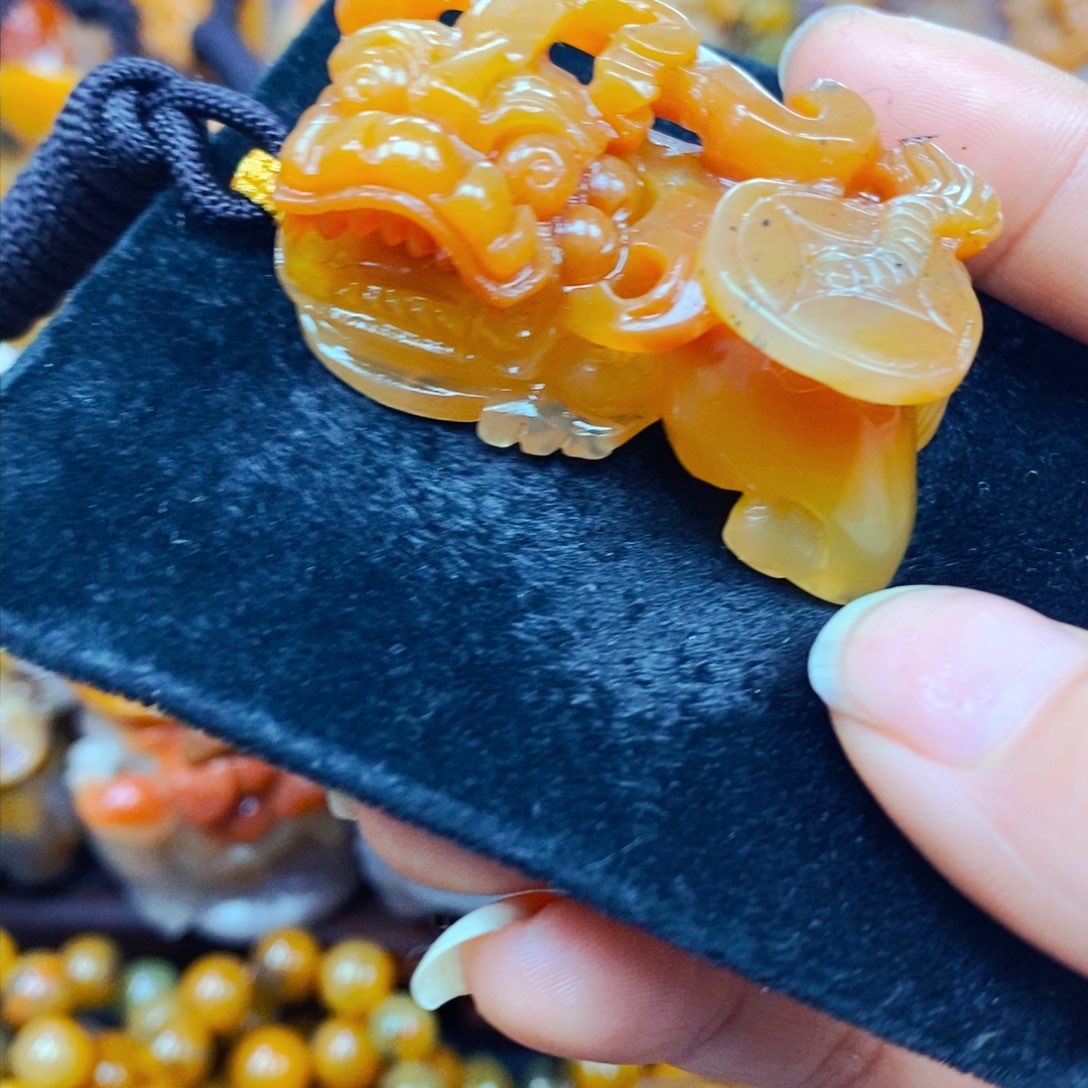 未镶嵌石英质玉（黄龙玉）颈饰