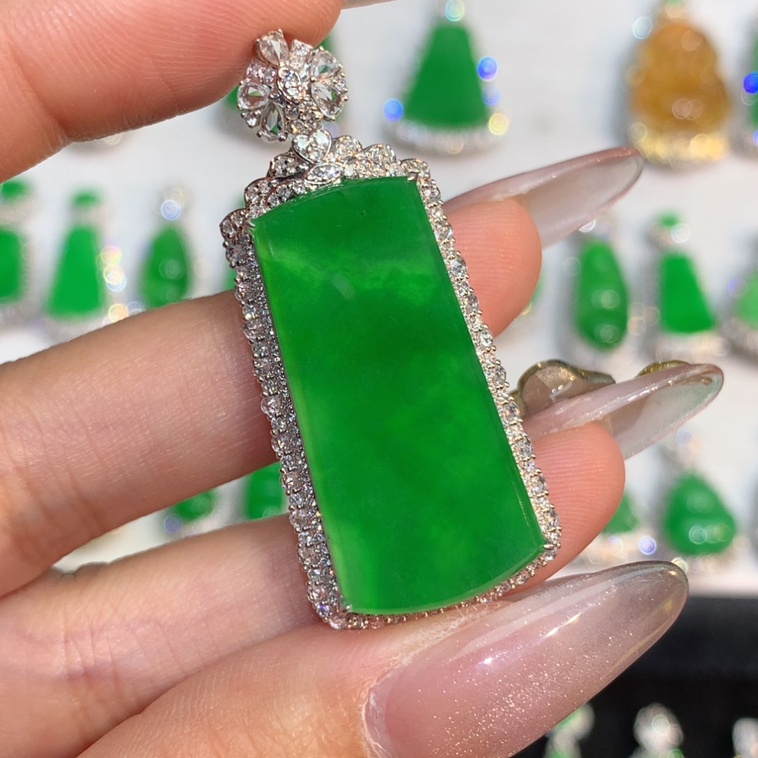 翡翠颈饰18K金镶嵌吹****人翡翠