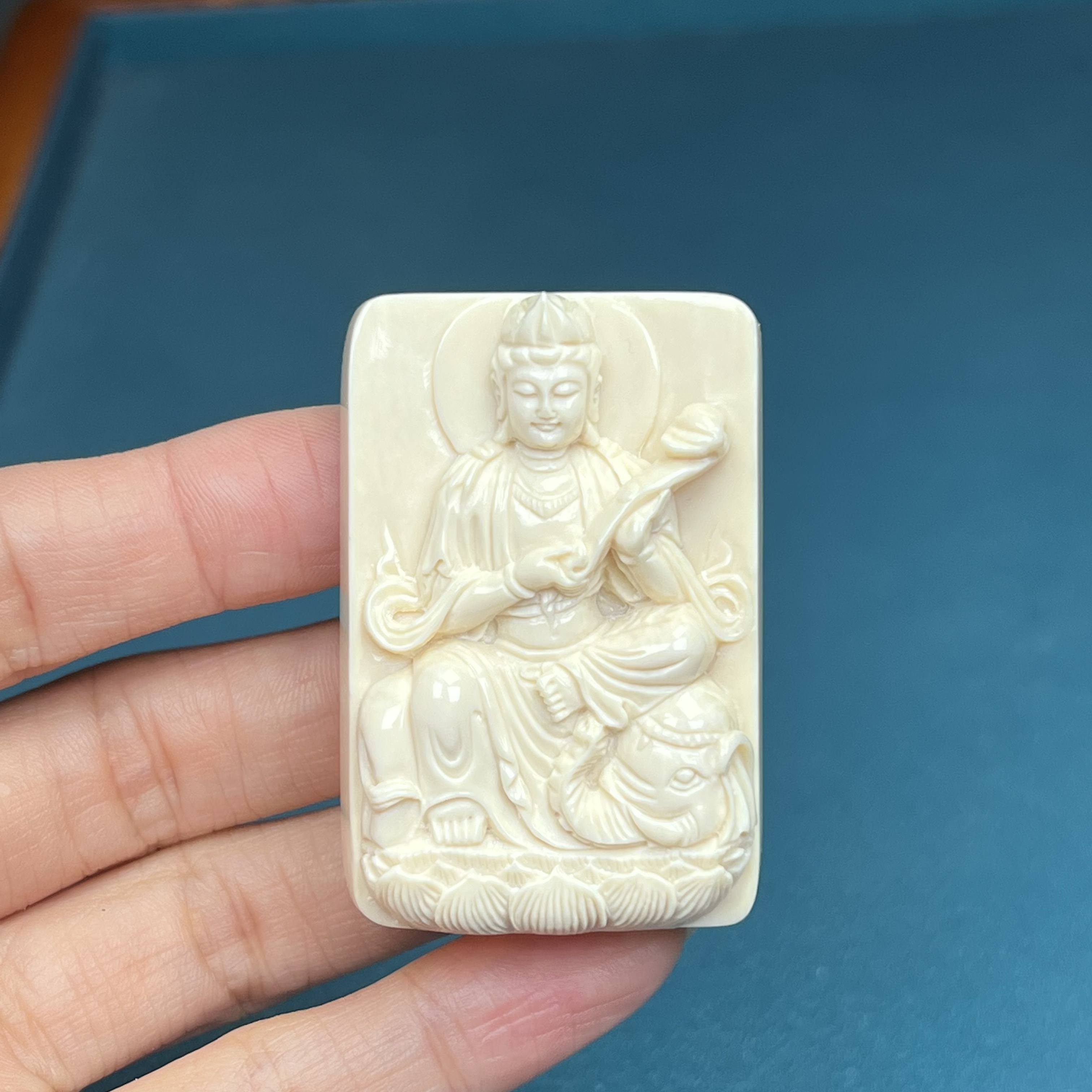 K9734【北京大师-青松】天然猛犸牙雕刻普贤菩萨33x49x15mm 33克