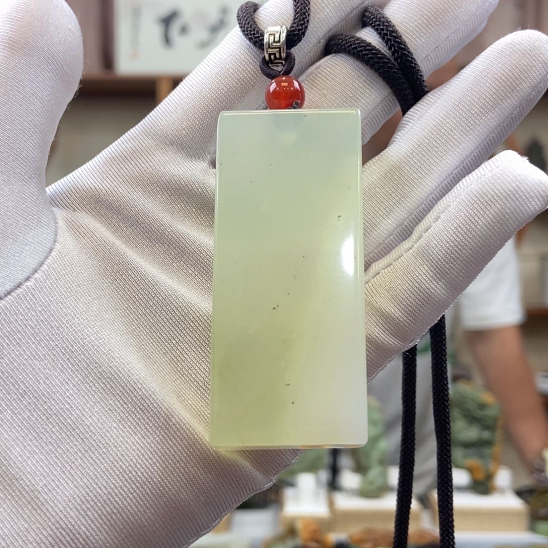 蛇纹石玉未镶嵌吊坠