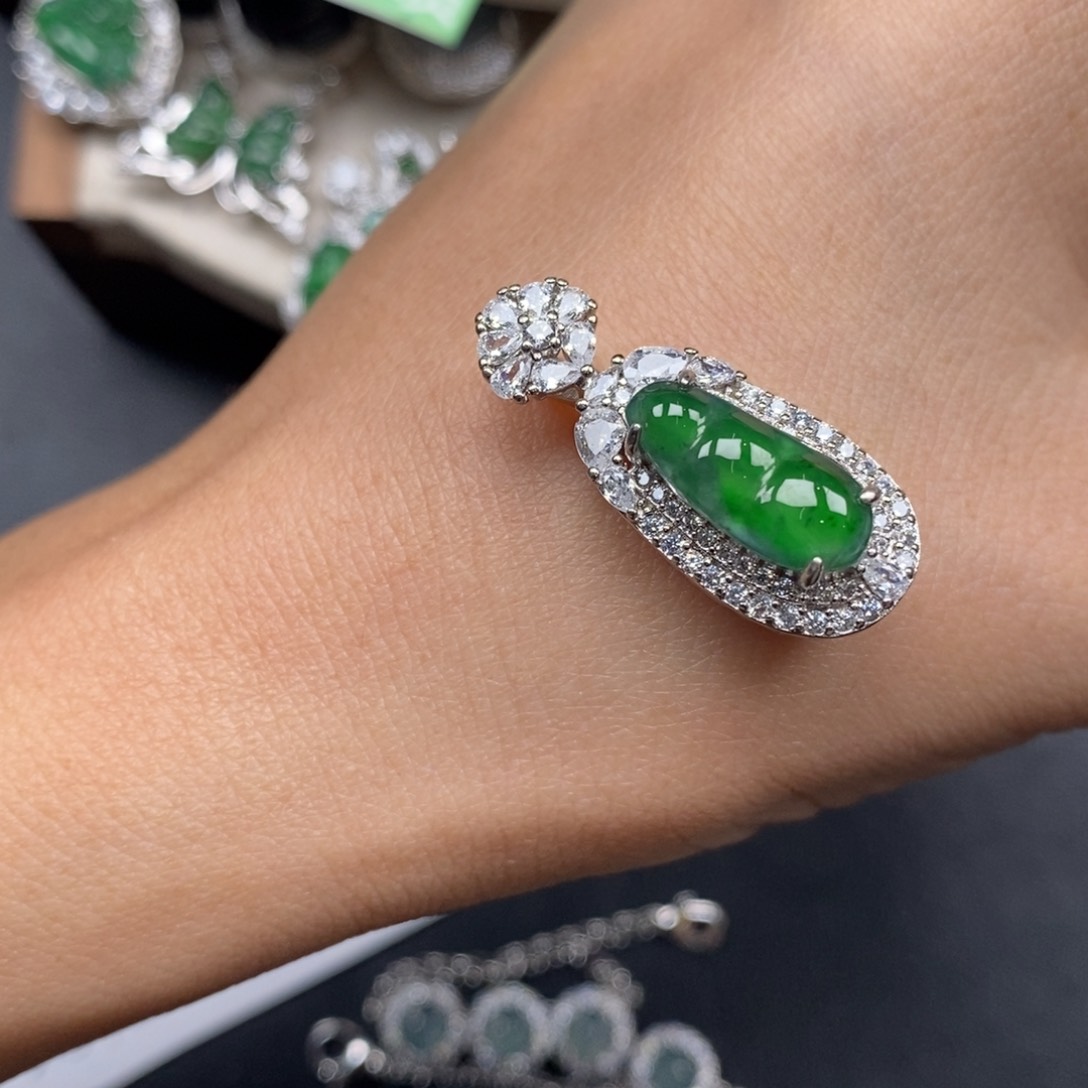 翡翠颈饰未镶嵌当**黄翡翠