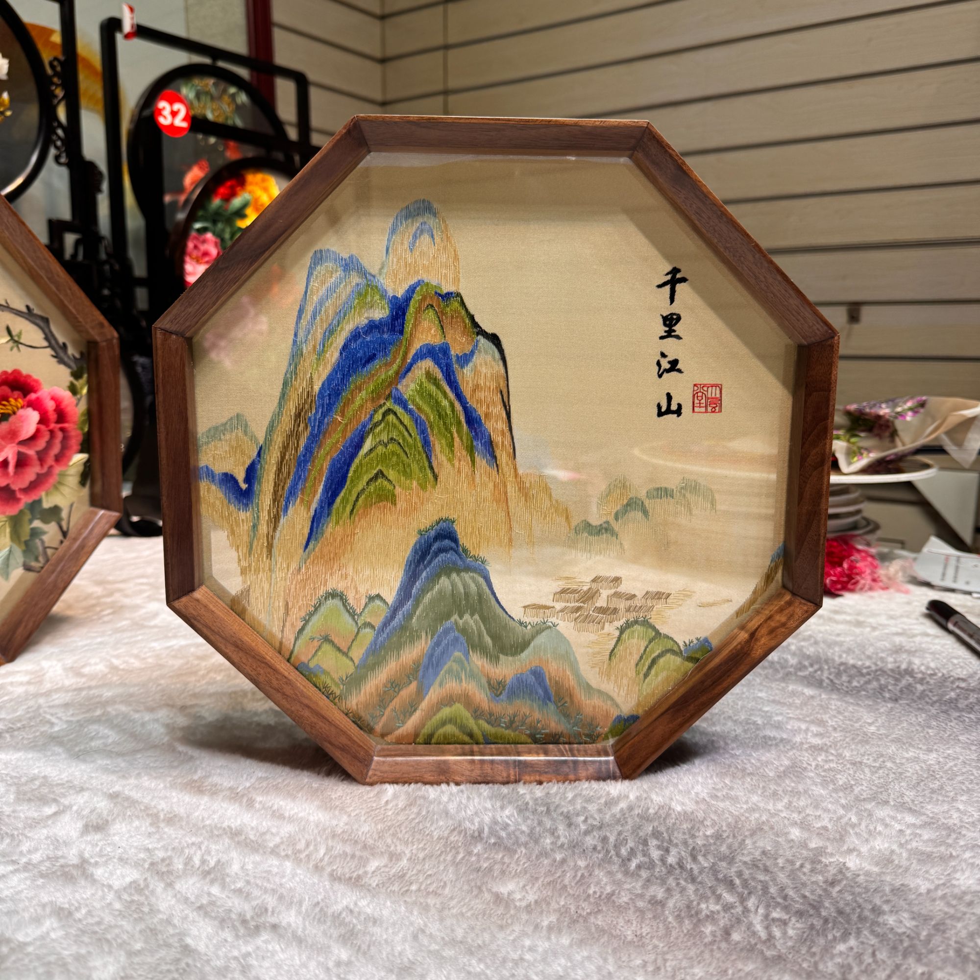 非遗纯手工双面绣30胡桃木八角形刺绣摆件