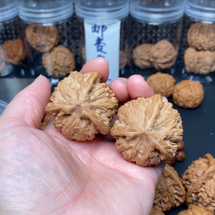 文玩核桃吊坠热*.文山奔