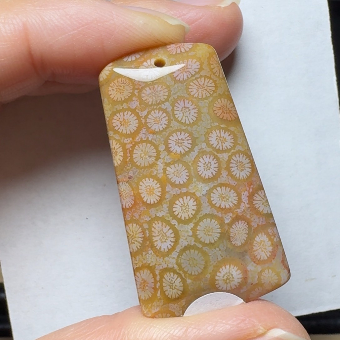 硅化玉黄绿底、红粉满花未镶嵌