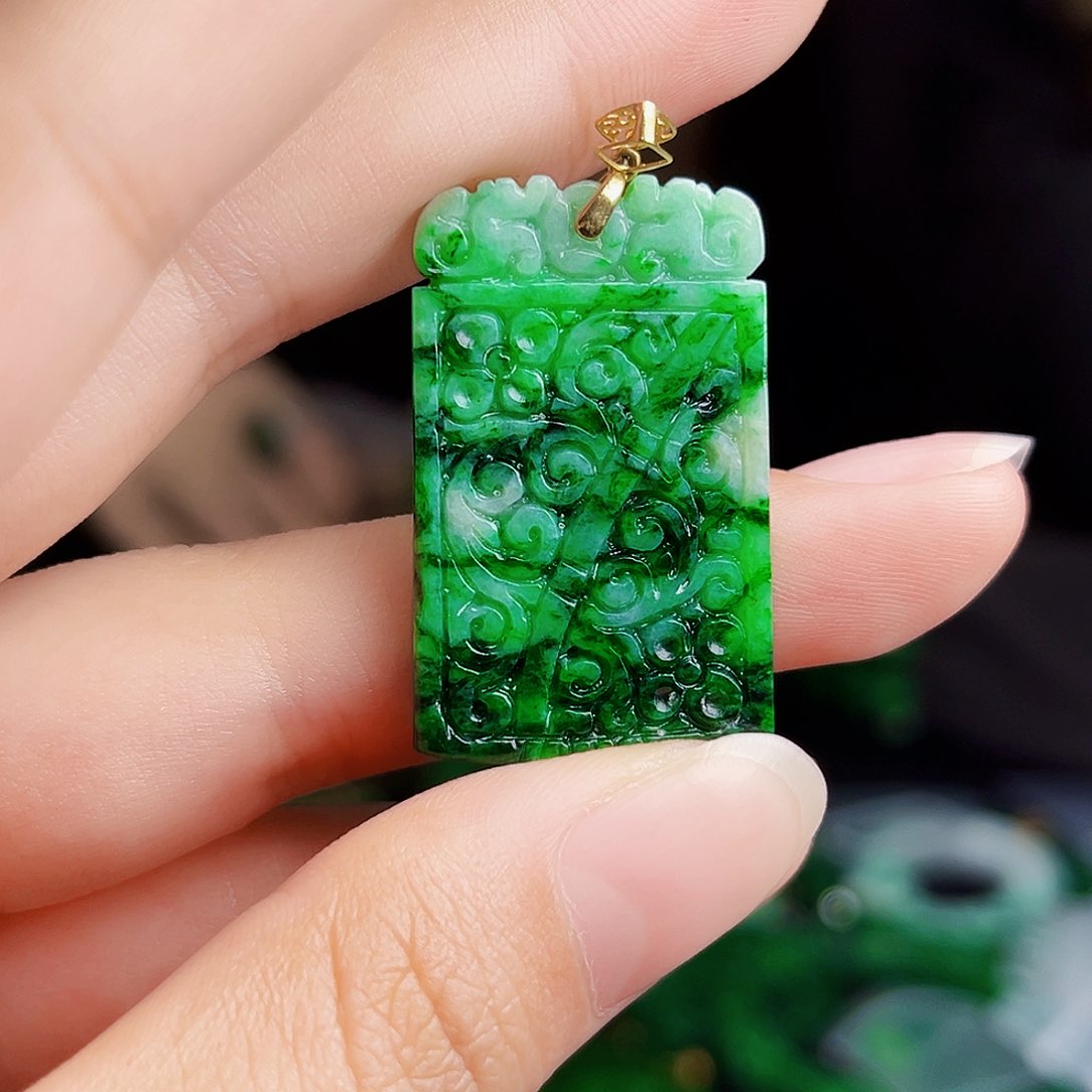 颈饰18K金镶嵌翡翠多样性