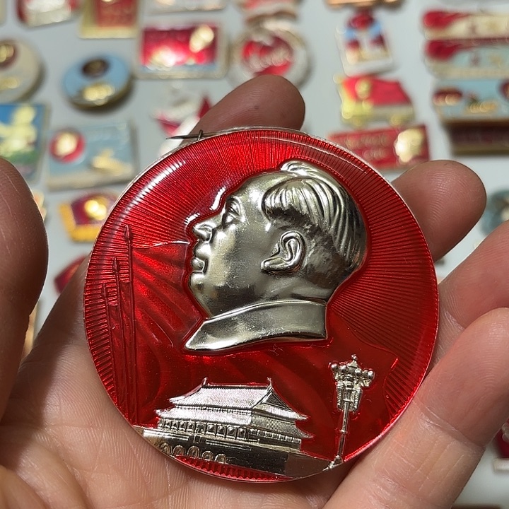 其他普通金属蛇****婆纪念章