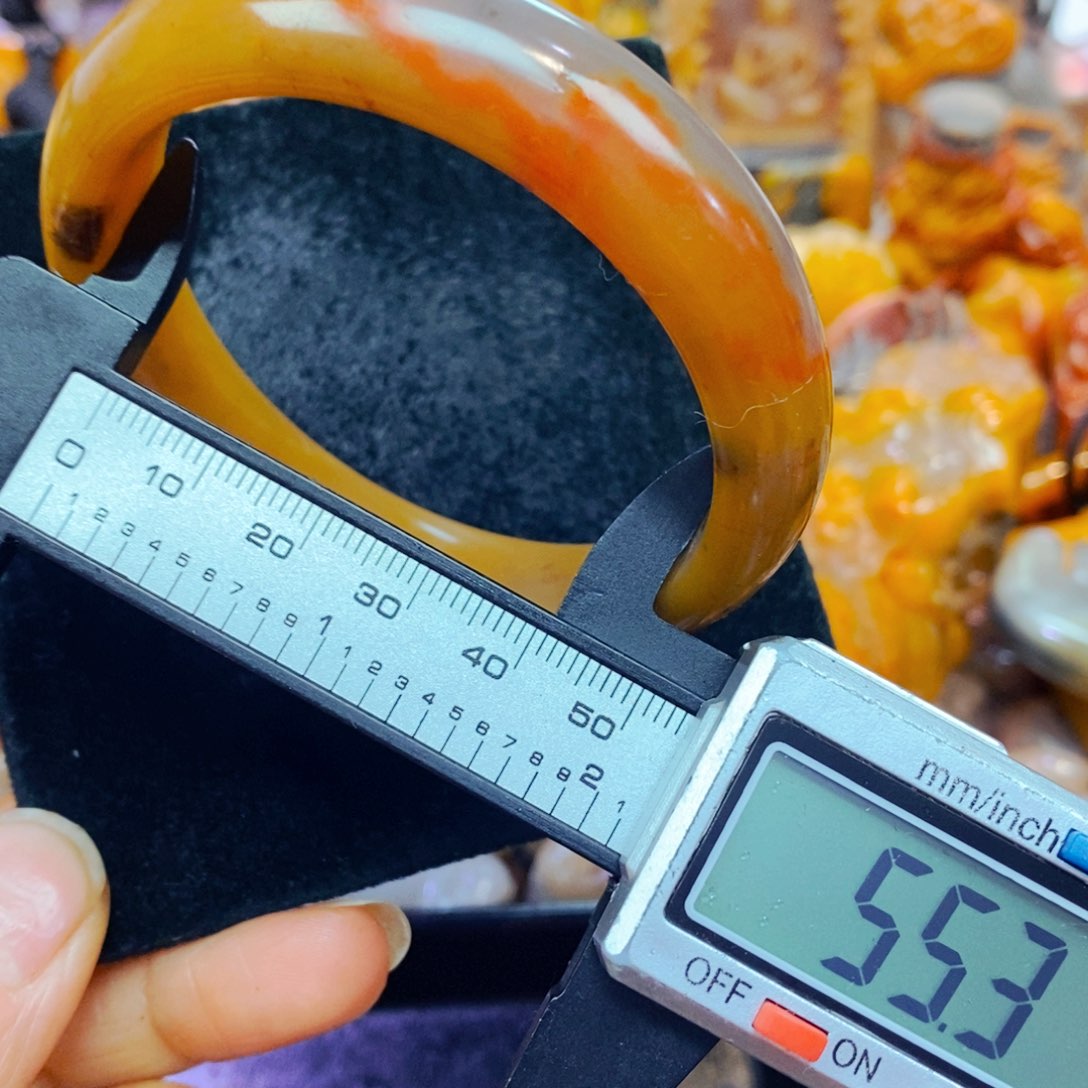 未镶嵌石英质玉（黄龙玉）颈饰