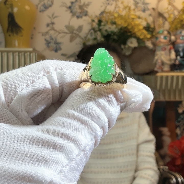 翡翠戒指18K金镶嵌翡翠戒指18K金镶嵌