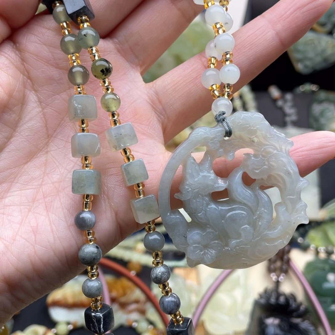 蛇纹石玉颈饰未镶嵌