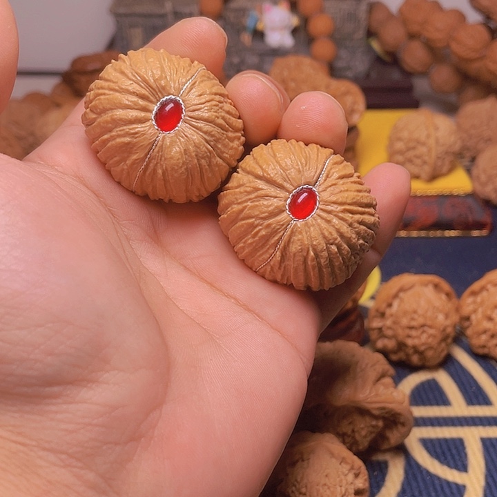 文玩核桃吊坠39镶底银线猴头元宝