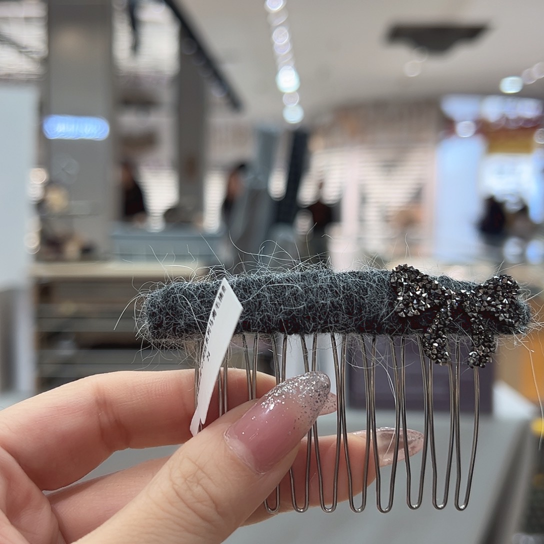 皮质铁合金深灰色蝴蝶结插梳