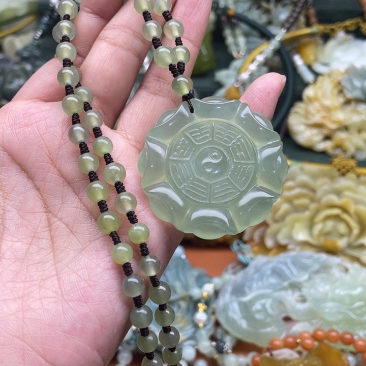 蛇纹石玉吊坠合金