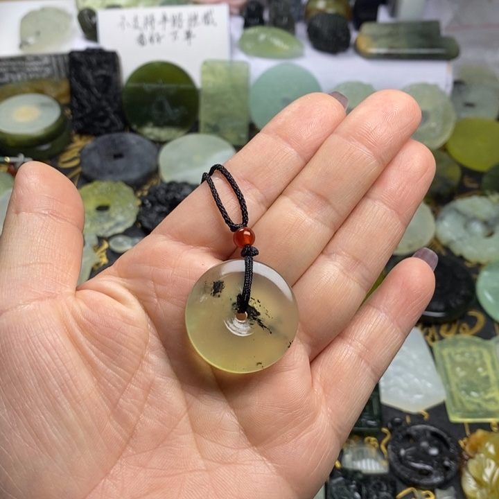 蛇纹石玉颈饰合金