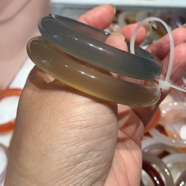 玛瑙/玉髓手镯未镶嵌被****?60