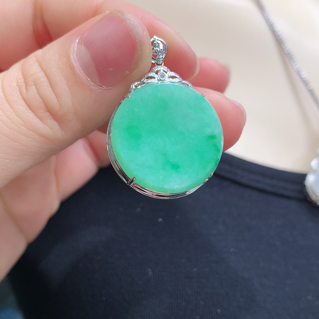 翡翠颈饰18K金镶嵌圆牌