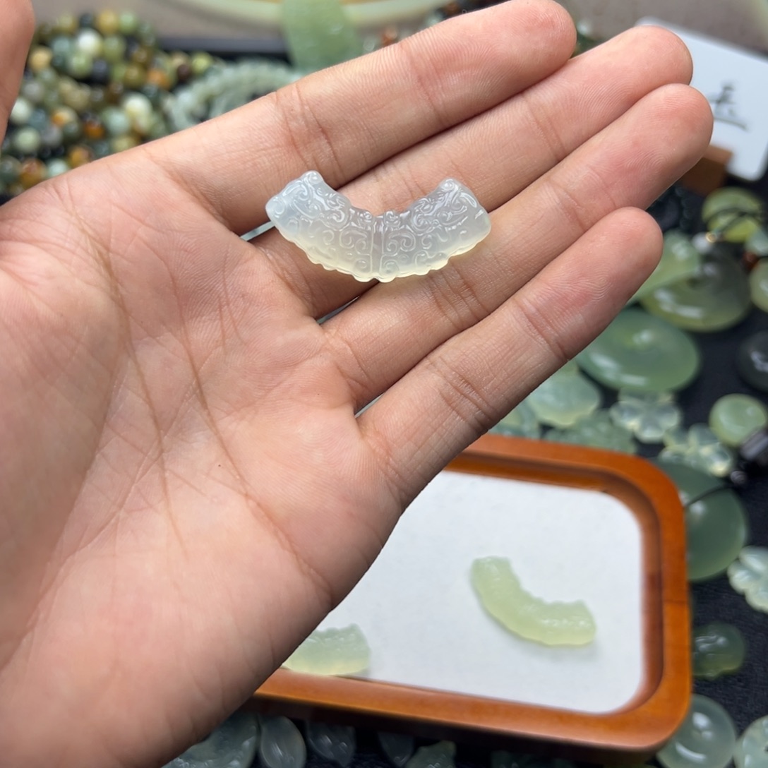 暴***山蛇纹石玉未镶嵌颈饰玉衡一号