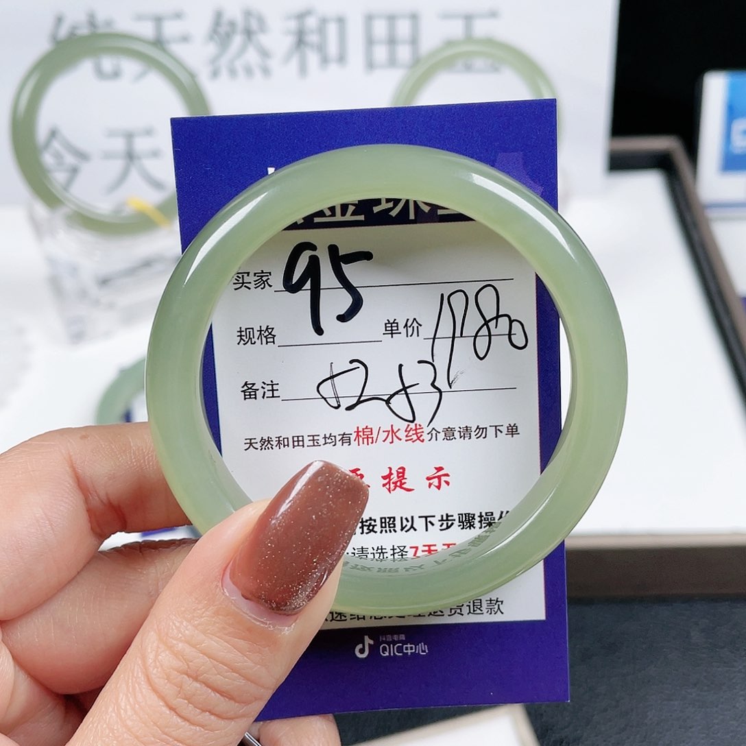 和田玉手镯未镶嵌骄**火