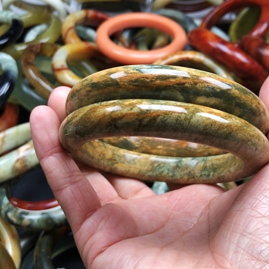 蛇纹石玉手镯未镶嵌江***人