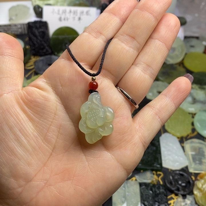 蛇纹石玉颈饰合金