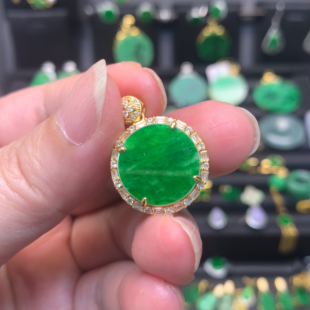 翡翠未镶嵌颈饰有纹