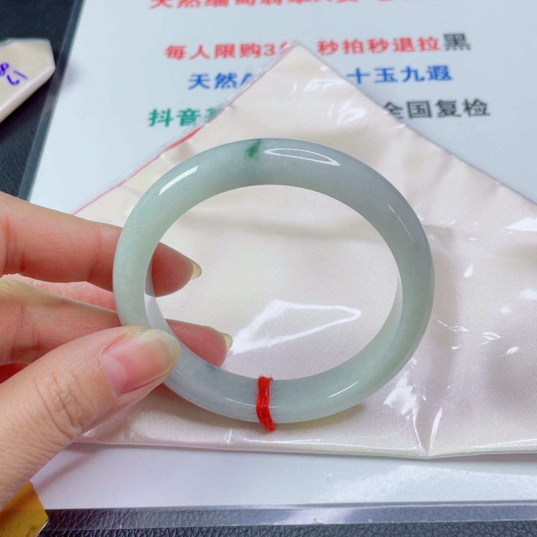翡翠手镯未镶嵌晶天然