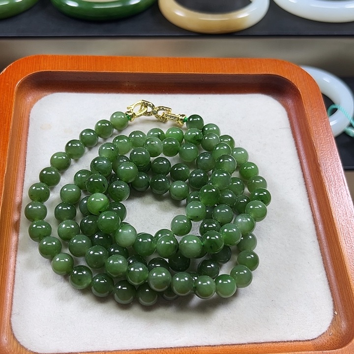 颈饰未镶嵌和田玉（碧玉）