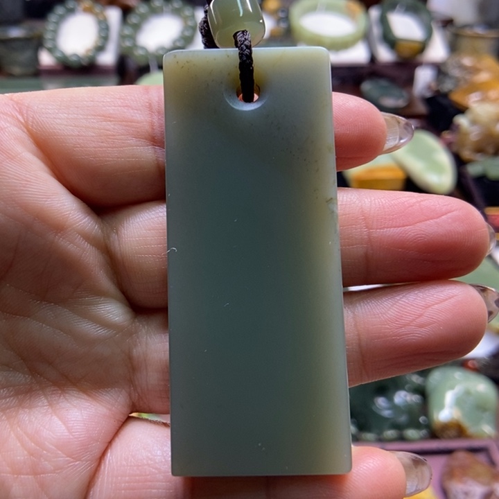吊坠(赠链)未镶嵌岫岩老玉（透闪石质玉）