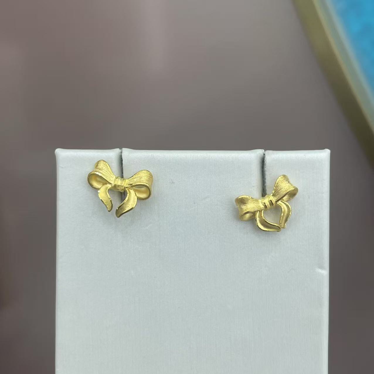 Chow Tai Seng/周大生足金耳钉蝴蝶结耳钉弯针小克重新年送女友