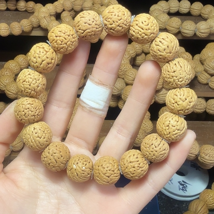 刘***三桃核吊坠金刚纹串
