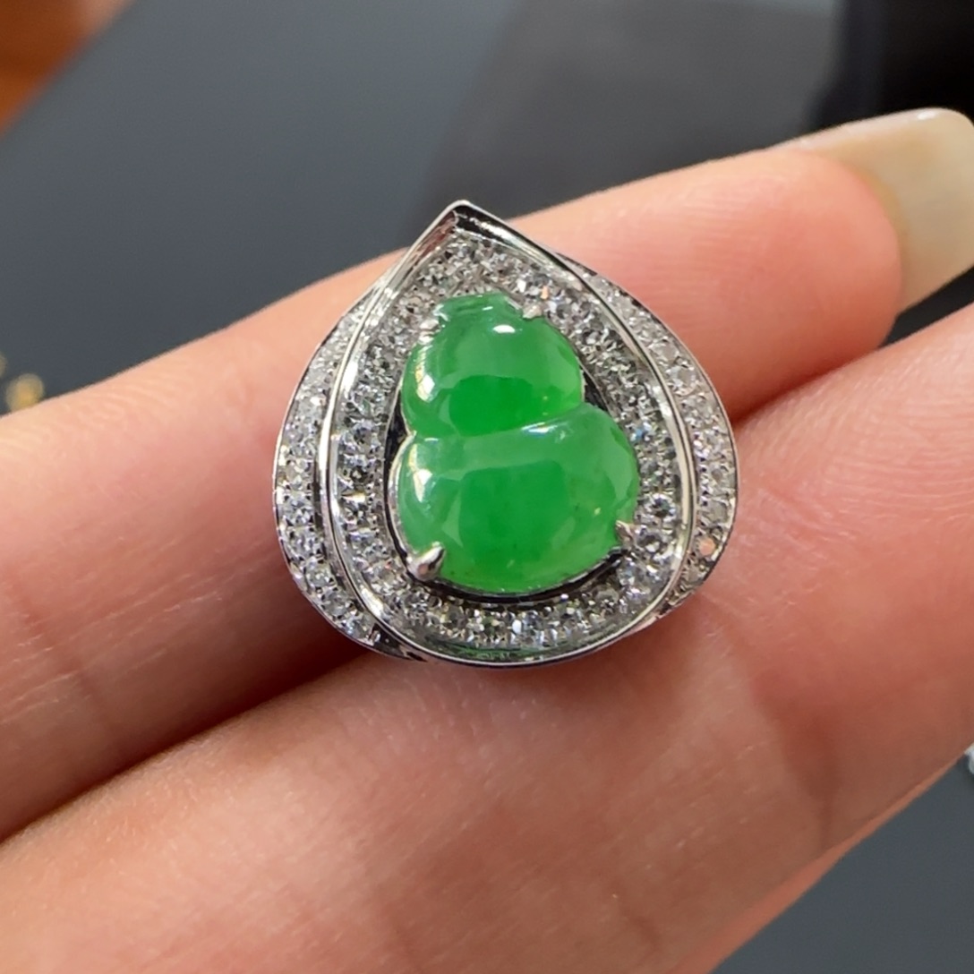 翡翠颈饰18K金镶嵌葫芦