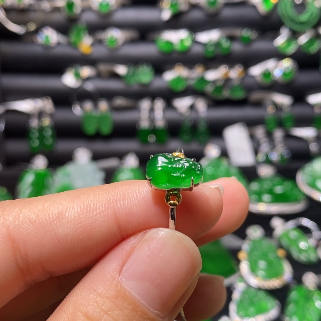 翡翠戒指18K金镶嵌天然翡翠