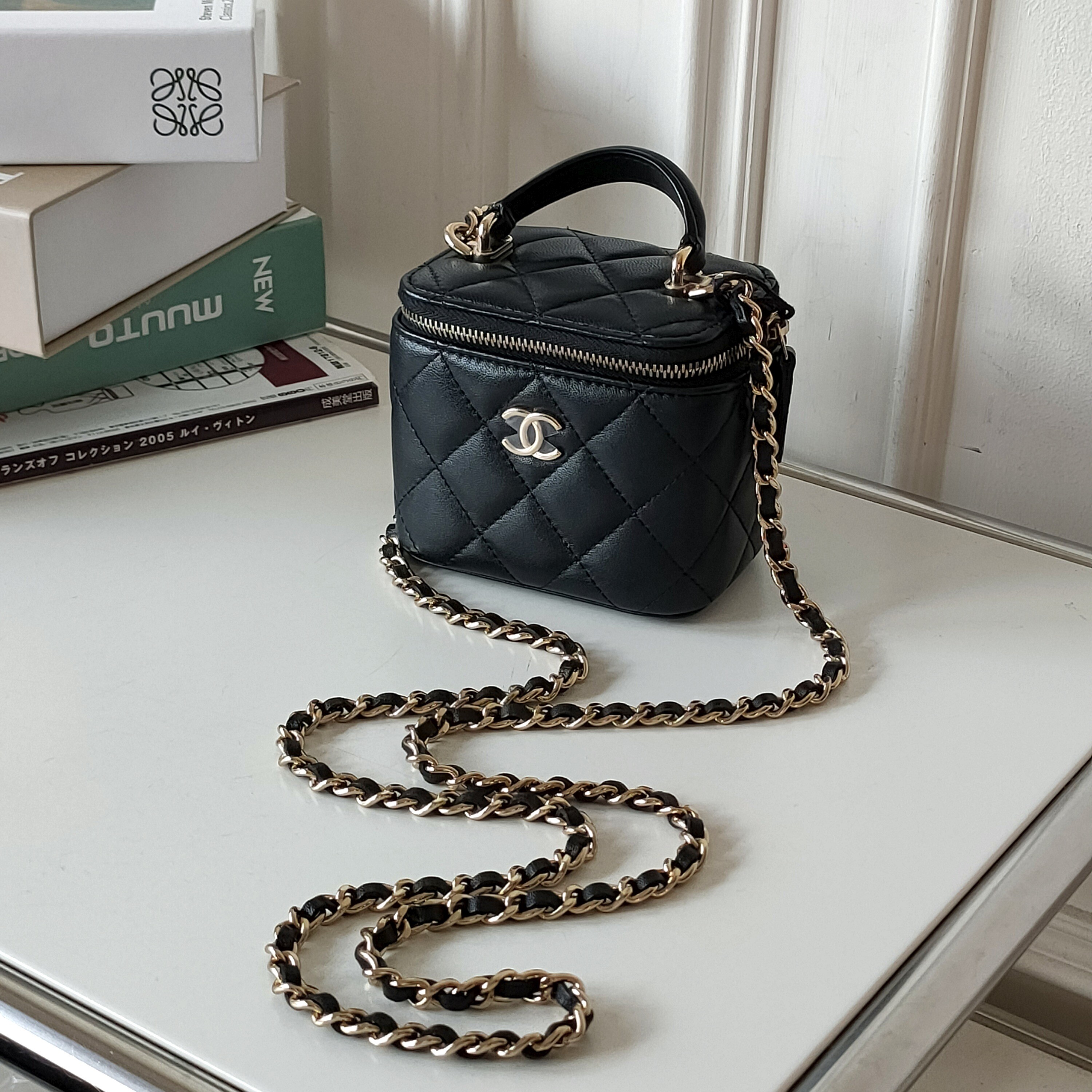 95新 Chanel/香奈儿 Azul-22A黑金羊皮化妆方盒斜挎包44375