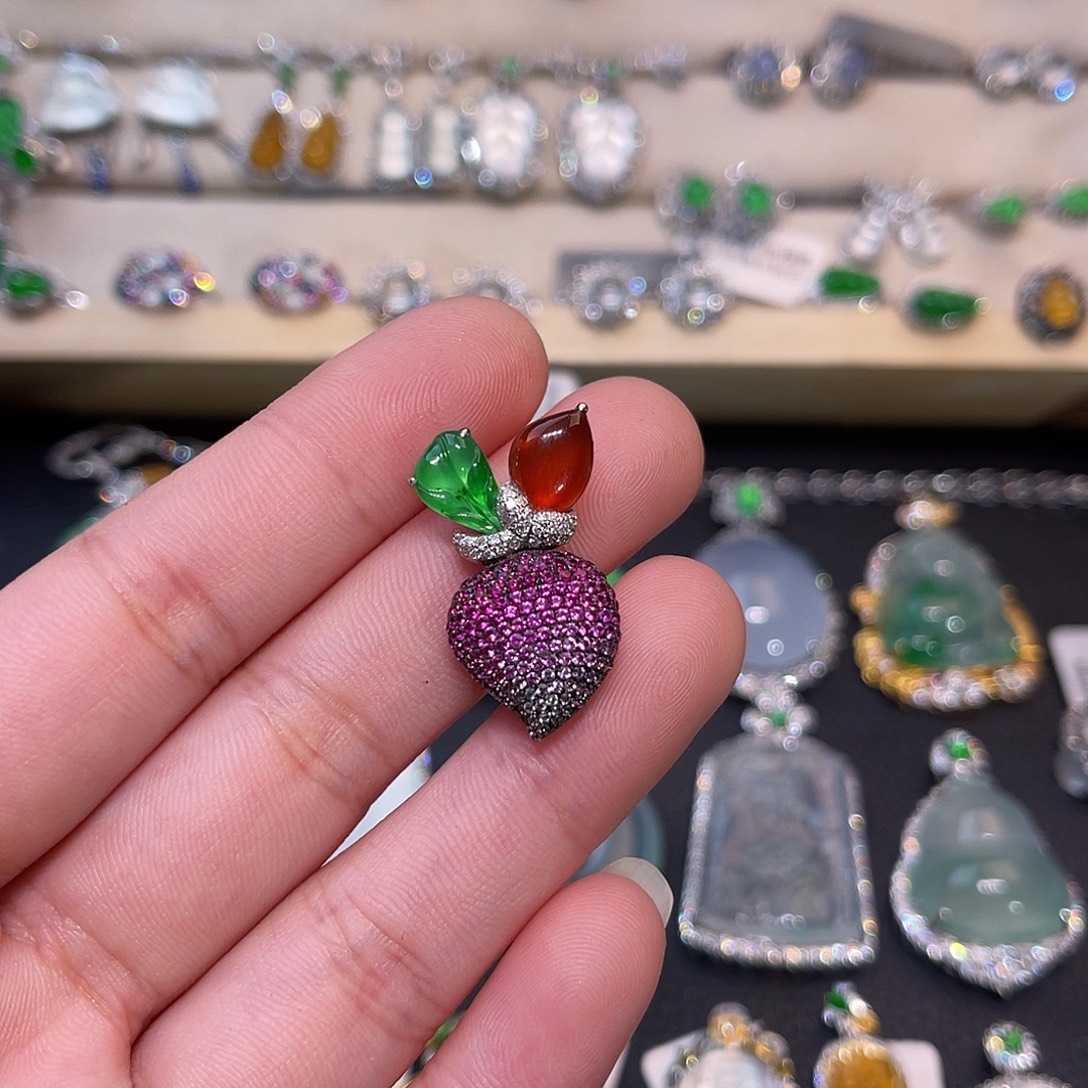 翡翠18K金镶嵌颈饰萝卜