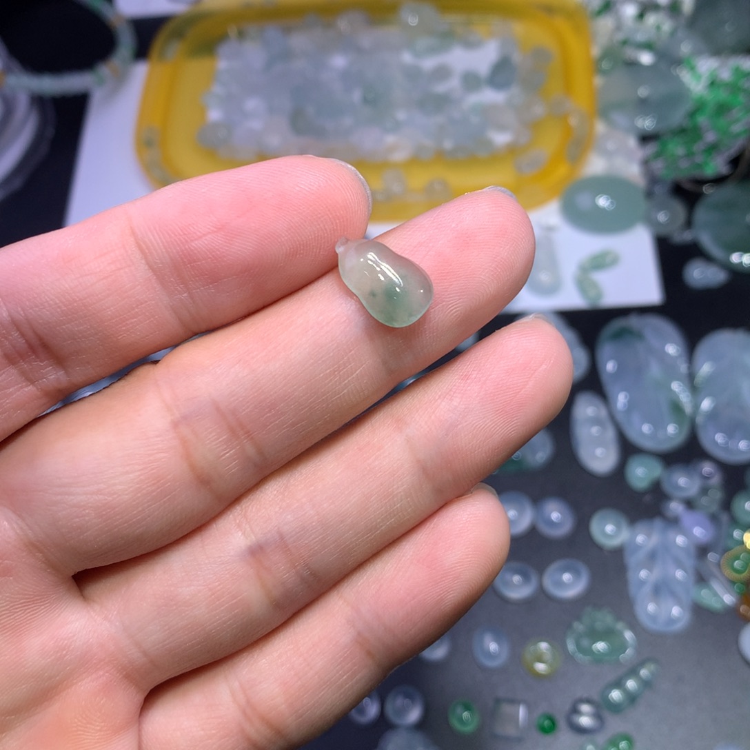 翡翠未镶嵌颈饰福瓜