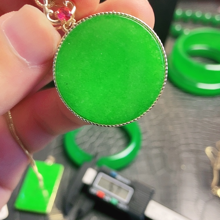 翡翠14K金镶嵌颈饰吊坠