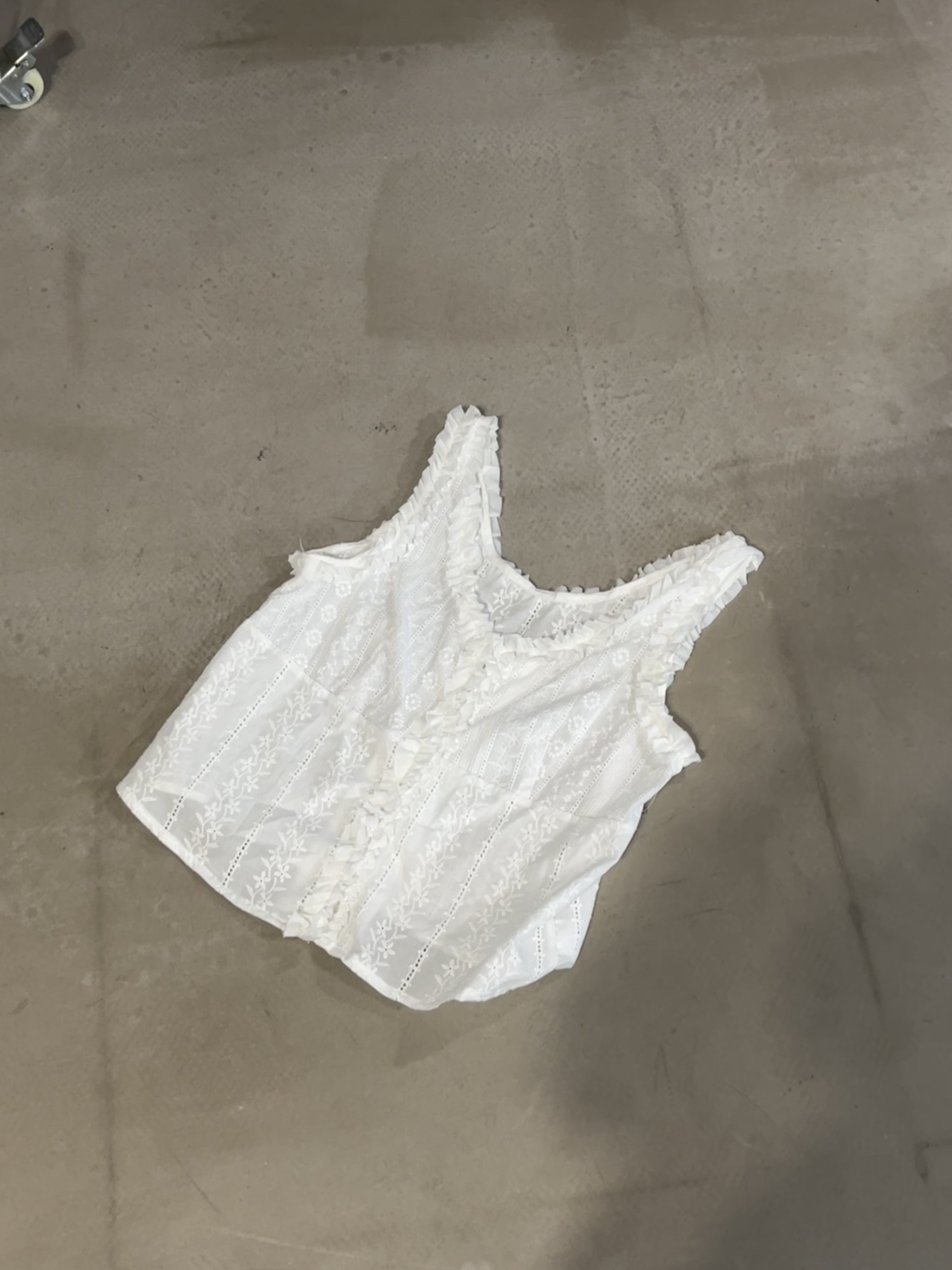 韩系蕾丝刺绣木耳边吊带背心  25039