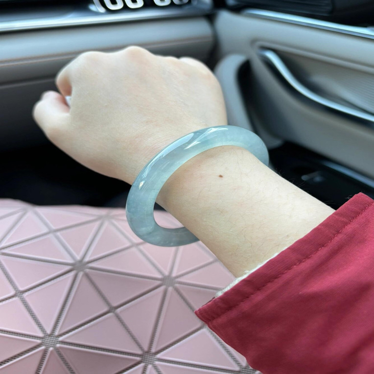 石英岩玉 干净蓝色白手镯圆条精美高冰美人镯平安镯