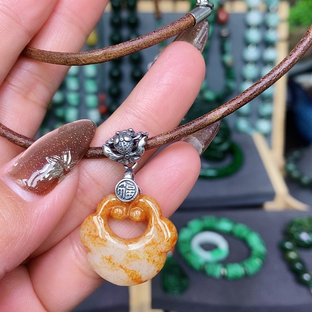 翡翠颈饰未镶嵌漂亮美眉