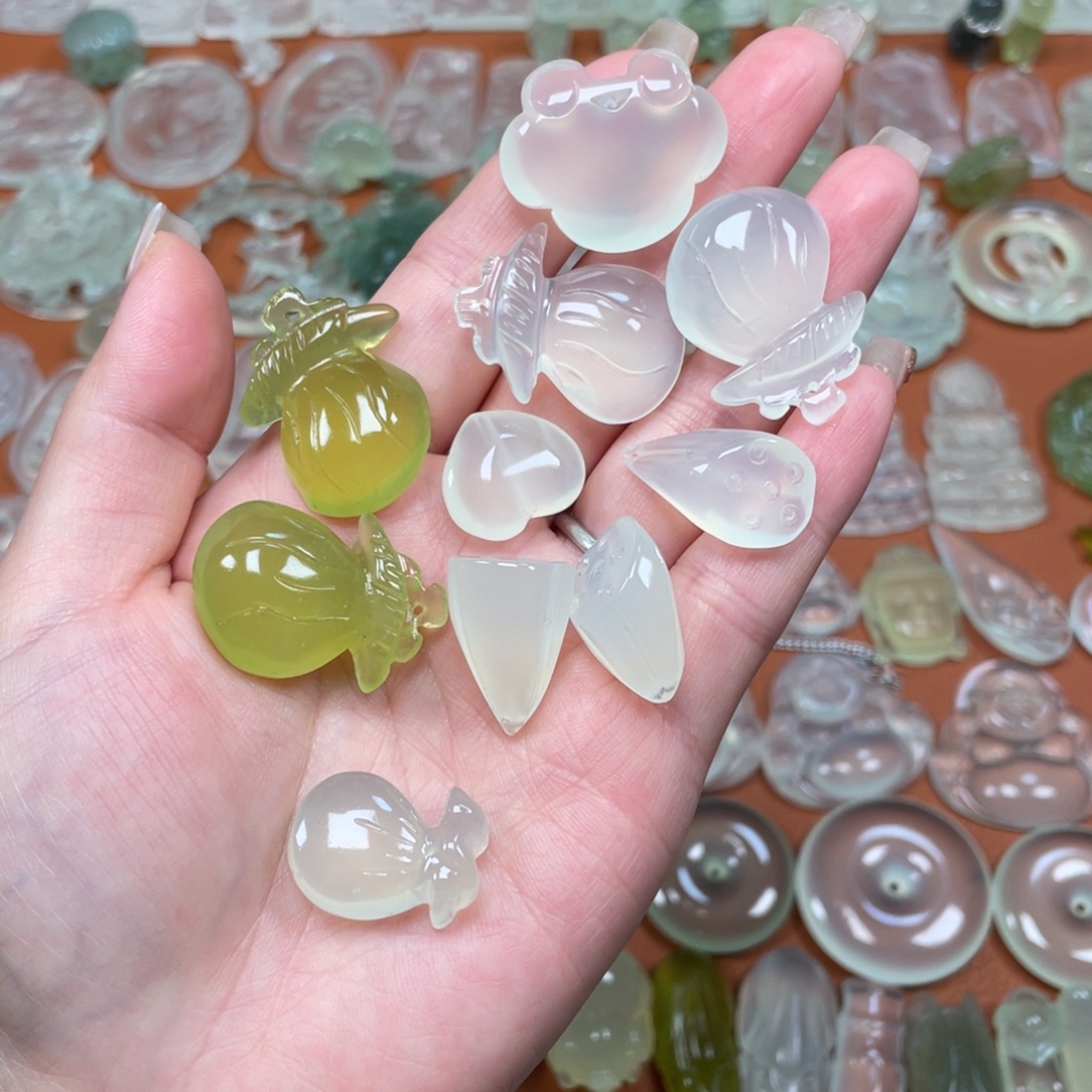 蛇纹石玉未镶嵌颈饰