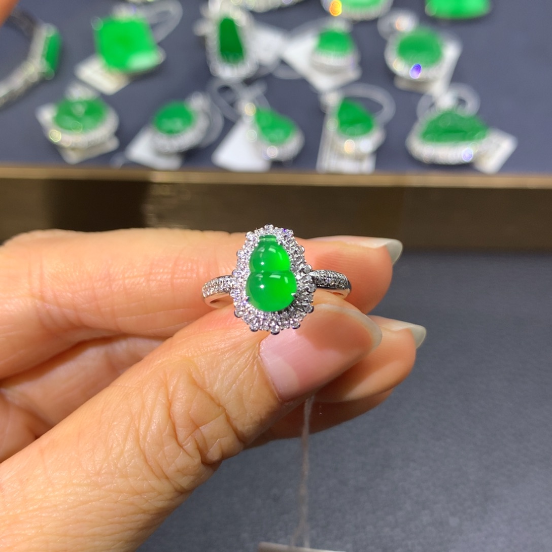 翡翠戒指18K金镶嵌翡翠