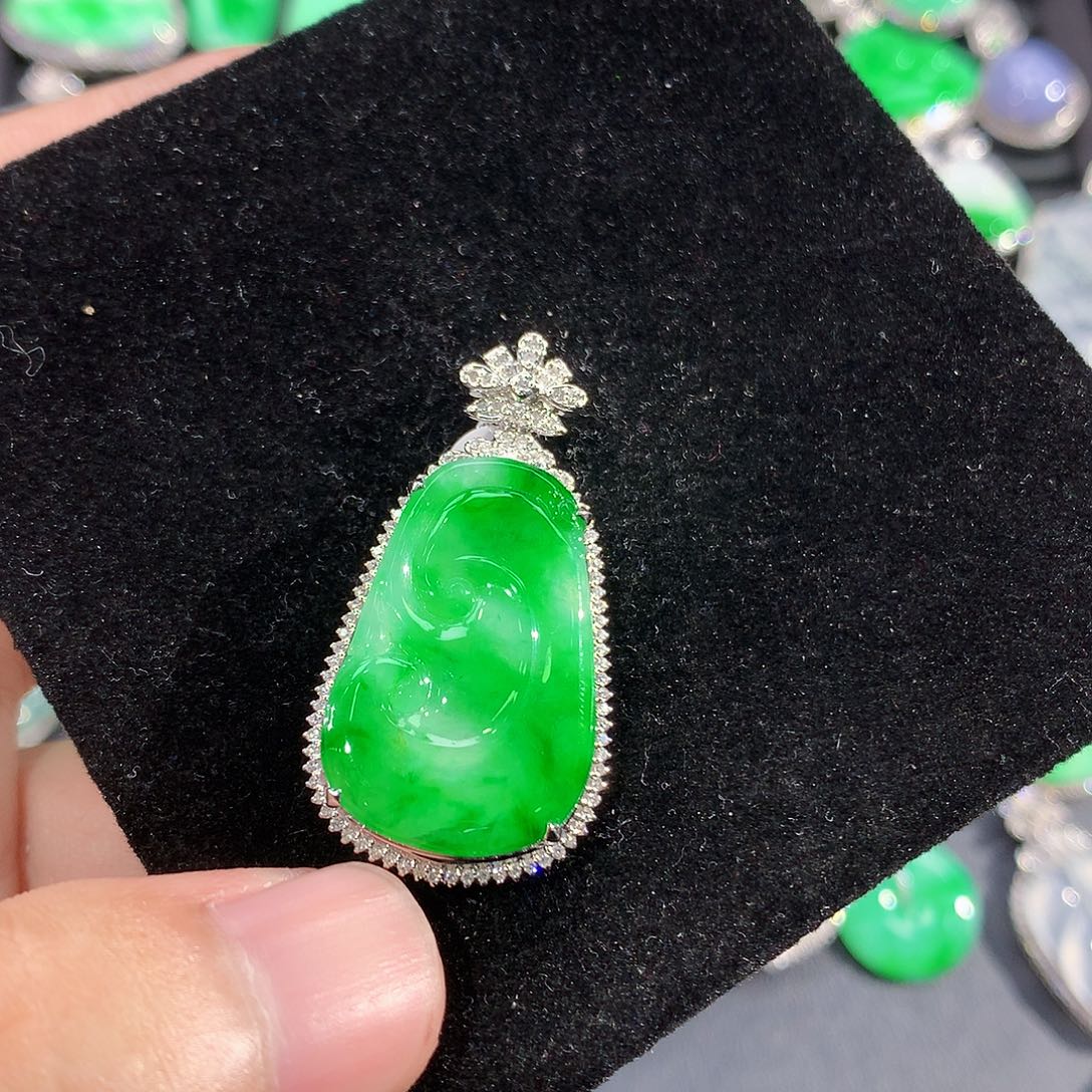 翡翠18K金镶嵌颈饰