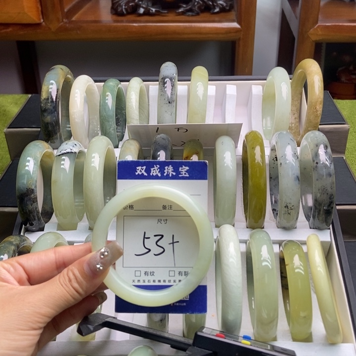 蛇纹石玉手镯未镶嵌60