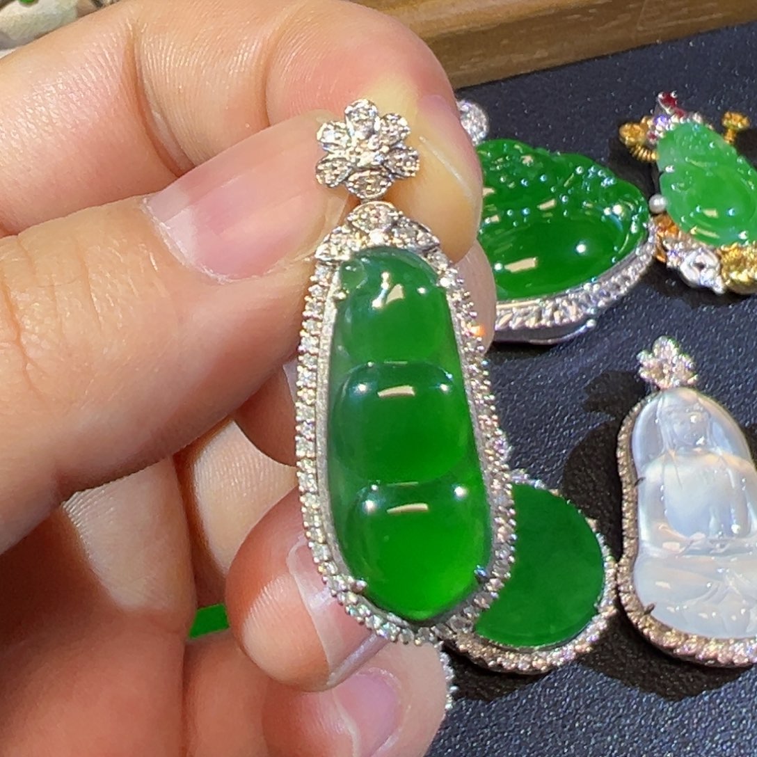 翡翠18K金镶嵌颈饰