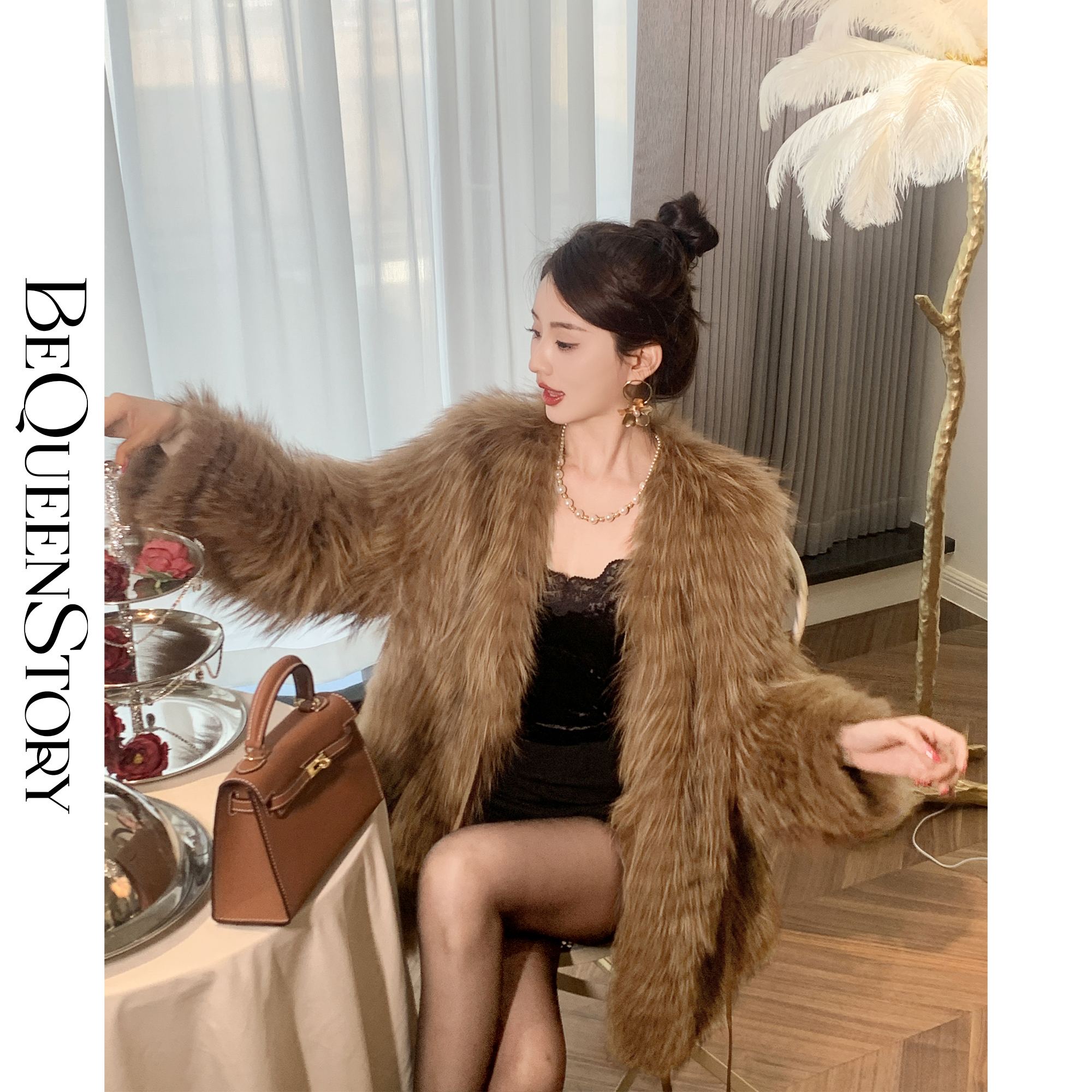 余潇潇【金奢女王】芬兰大理石狐车条绵羊皮系带V领皮草短外套