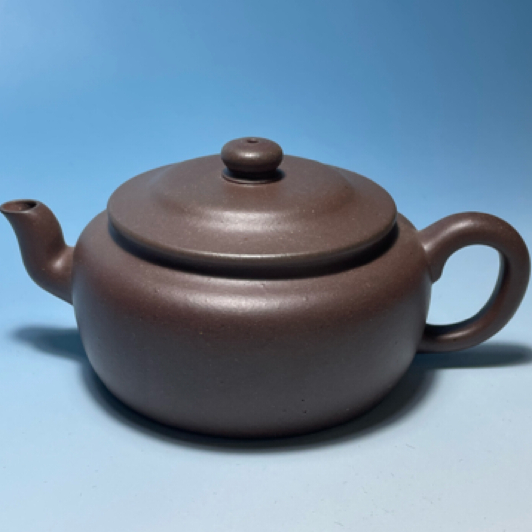 宜兴紫砂壶，三弯嘴扁腹壶 、底槽青 ，半手精制！容量200cc