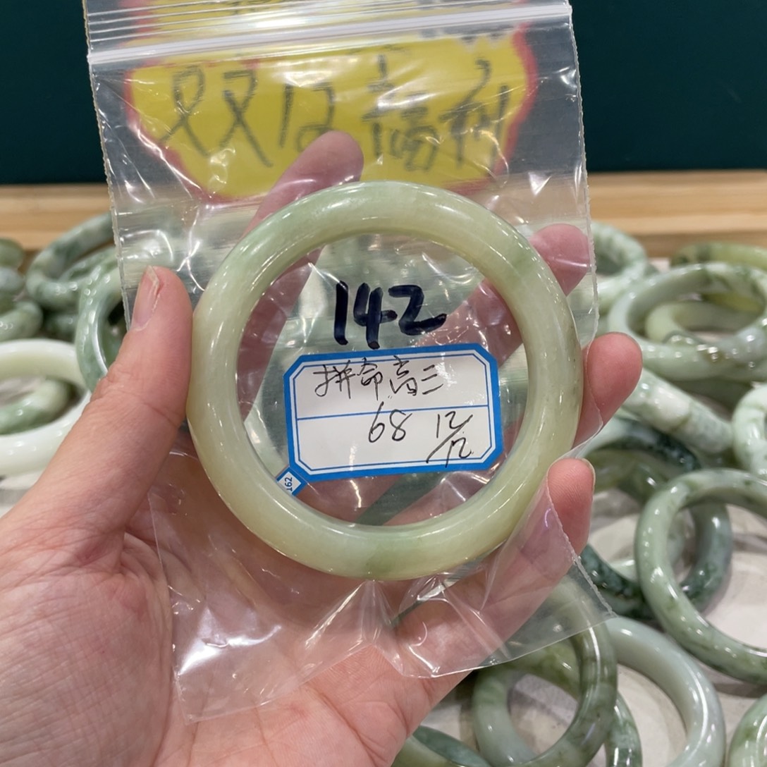 拼***三蛇纹石玉未镶嵌手镯