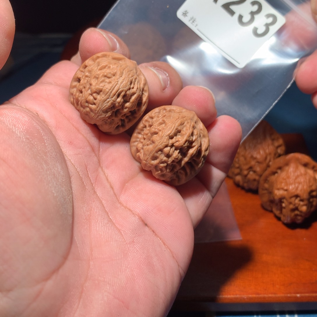 文玩核桃吊坠扯野狼 233