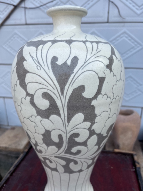 磁州窑梅瓶，器型稳重大气，刻花流畅