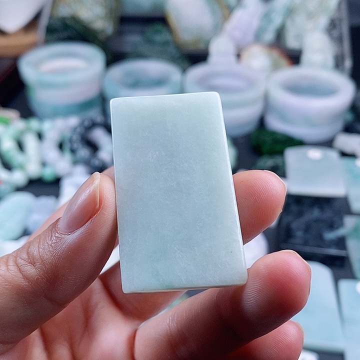 翡翠挂件未镶嵌翡翠